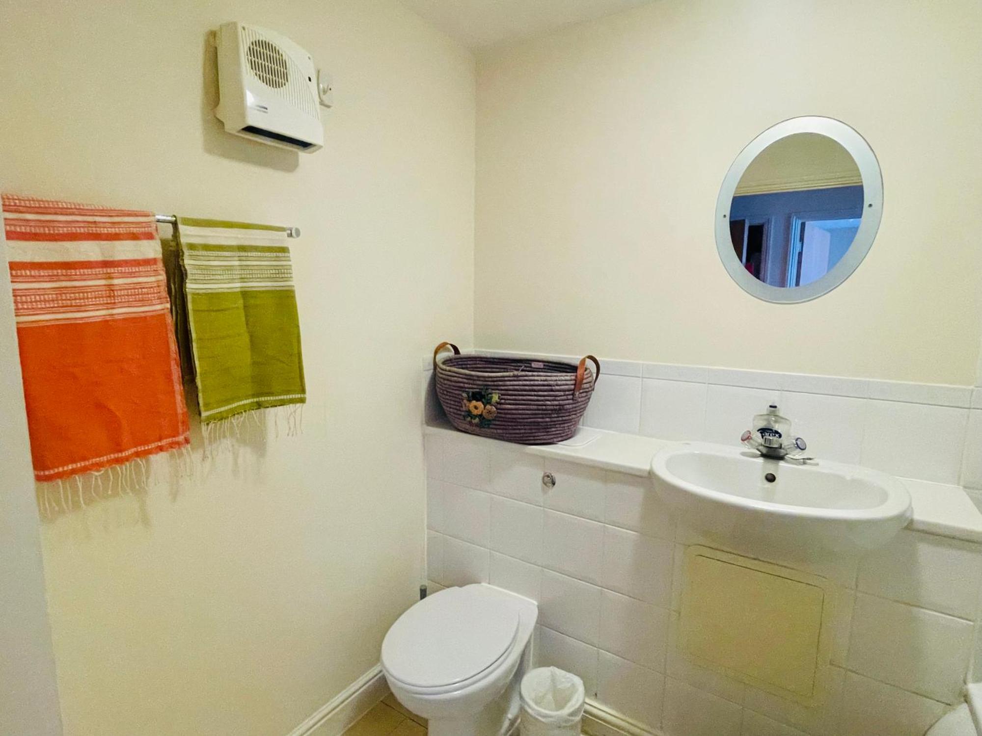 Bright Fun Relaxing Apartment In The Heart Of Epsom Extérieur photo